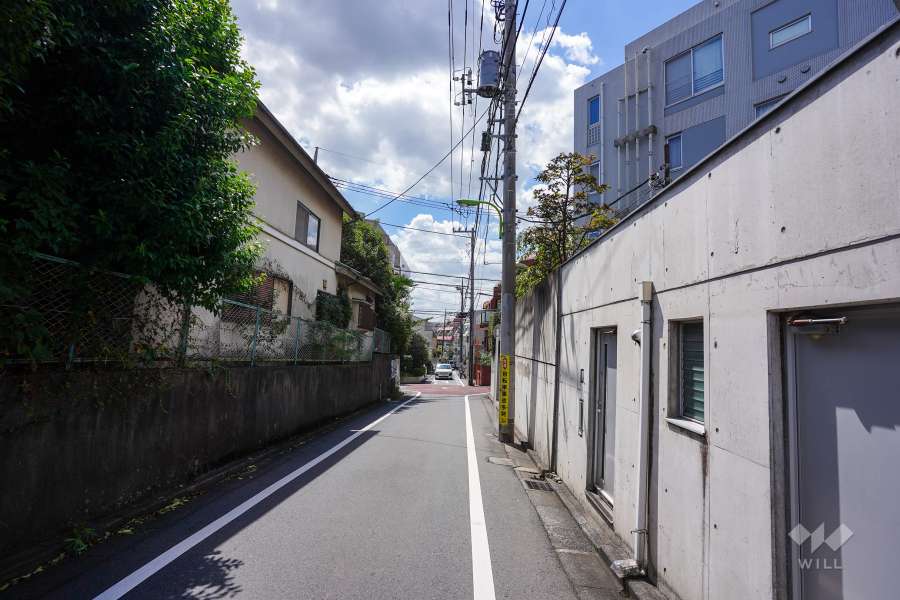 敷地南東側の前面道路（北東側から）