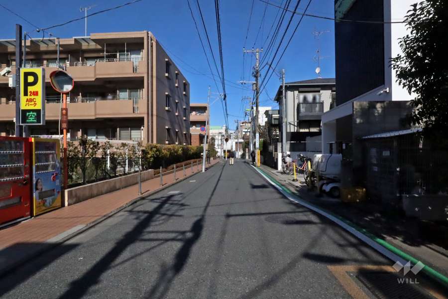 敷地東側の前面道路（南側から）