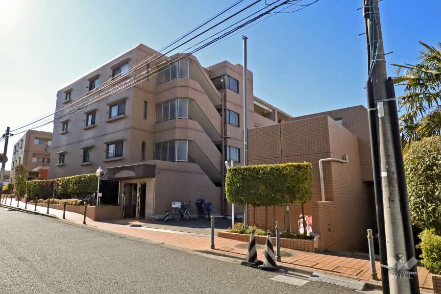 ファミール明大前の外観（北東側から）