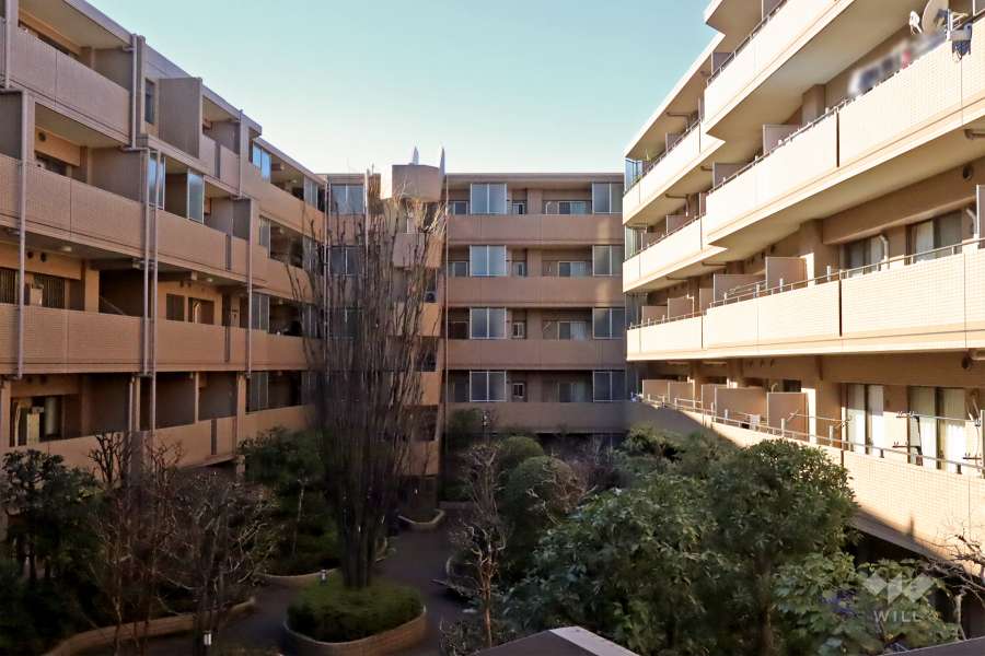 ファミール明大前の外観（東側から）