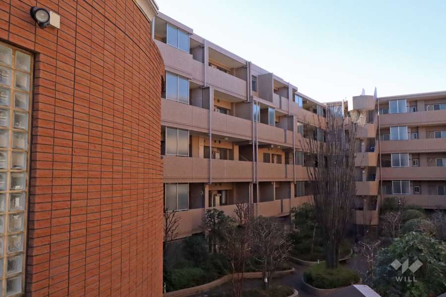 ファミール明大前サウスウィングの外観（北東側から）