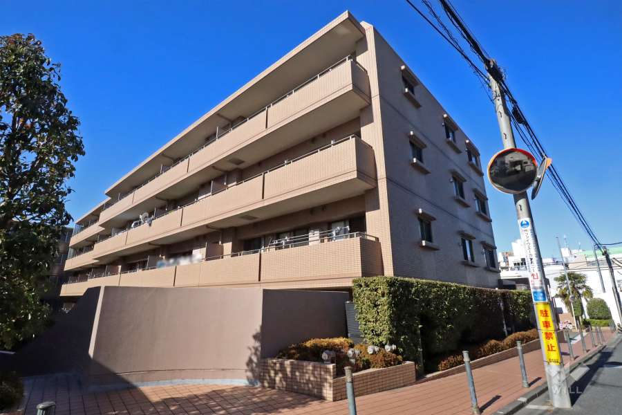 ファミール明大前ノースウイングの外観（南東側から）