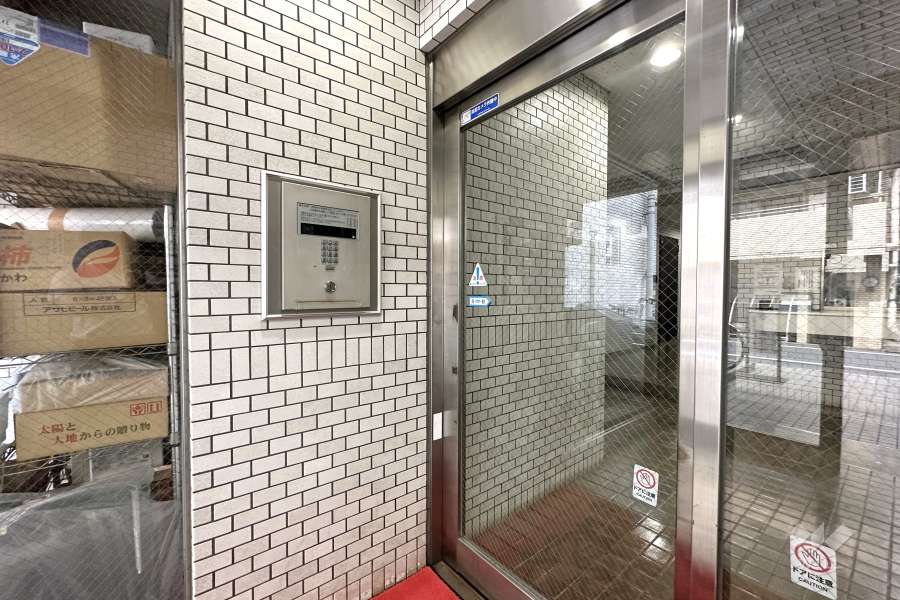 エントランスはオートロック付きです。　