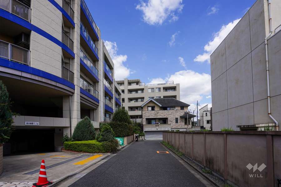 敷地東側の前面道路（南側から）