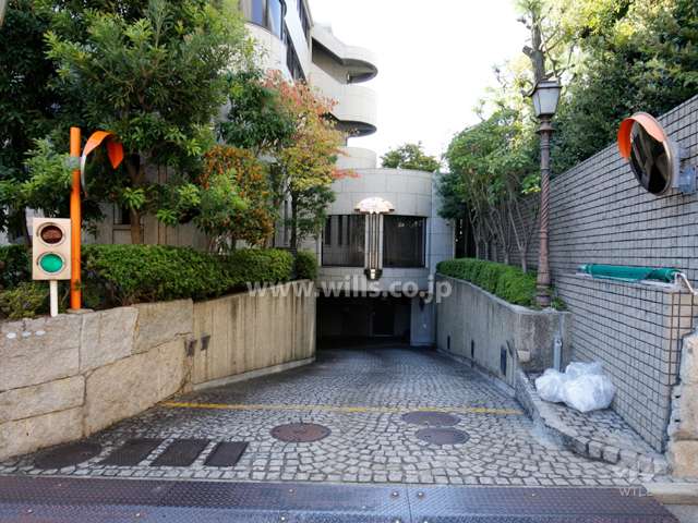 地階にある駐車場の出入り口
