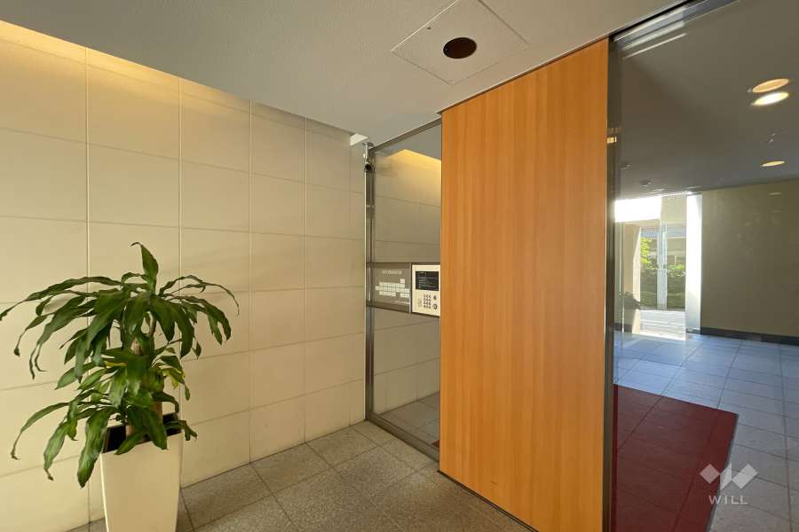 エントランスはオートロック付きです。　