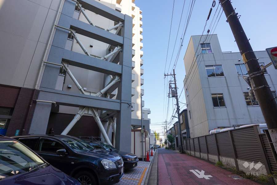 敷地西側の前面道路（北側から）