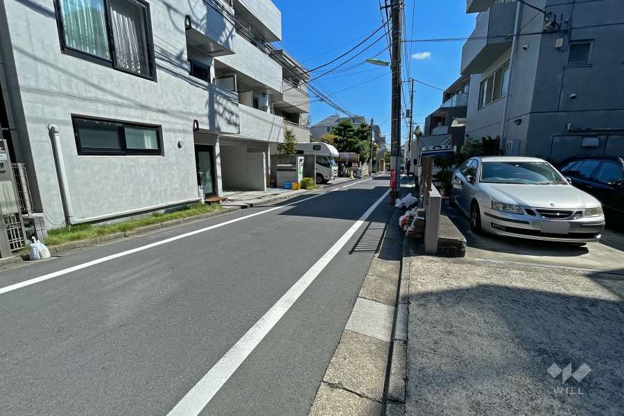 敷地北側の前面道路（西側から）