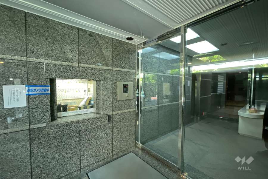 エントランスはオートロック付きです。