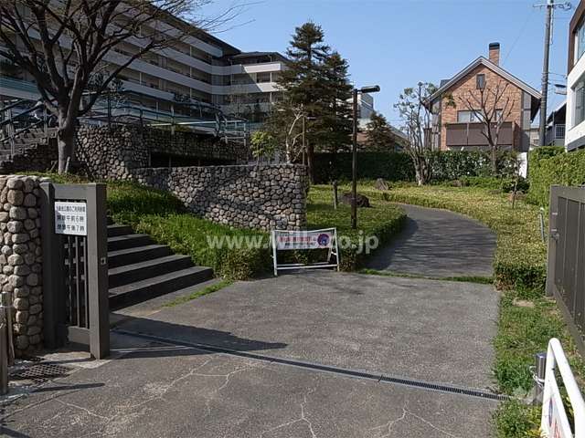 敷地北側に隣接して公園があります。
