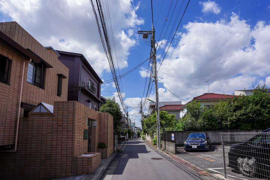 敷地北側の前面道路（東側から）