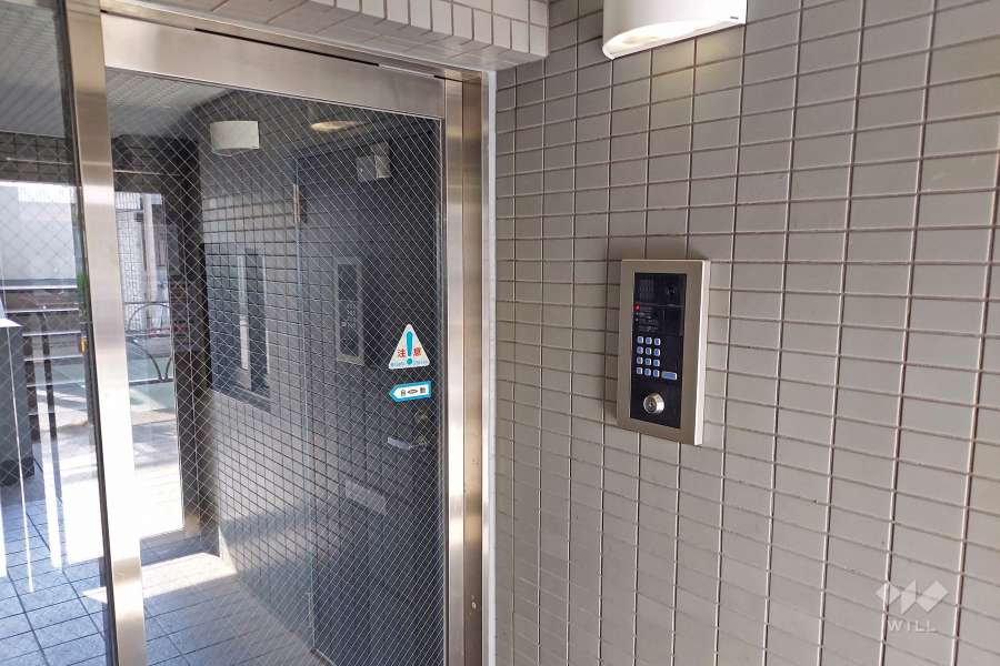 エントランスはオートロック付きです。