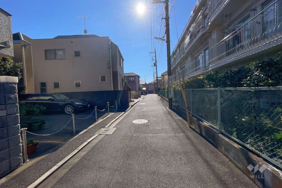 敷地南東側の前面道路（北東側から）