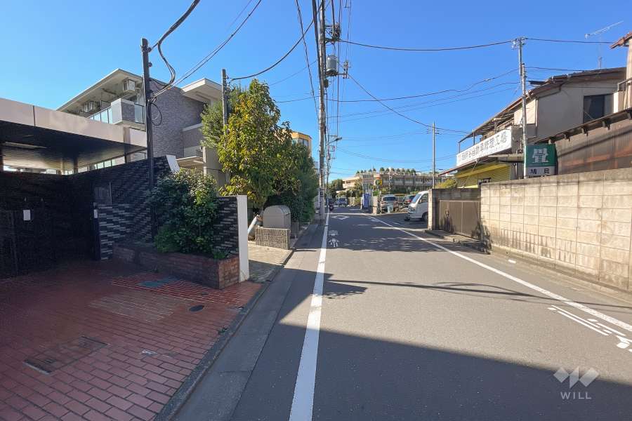 敷地北東側の前面道路（南東側から）