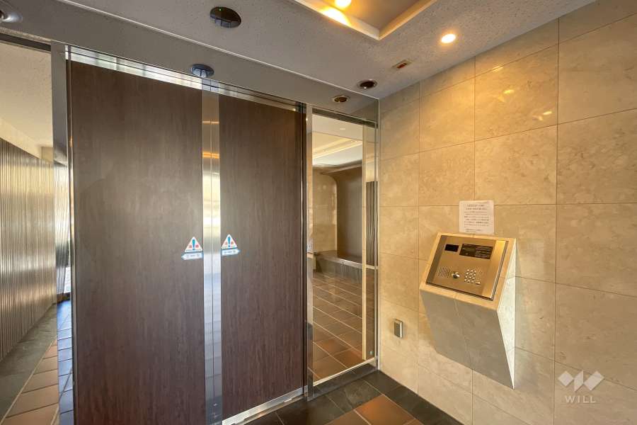 エントランスはオートロック付きです。