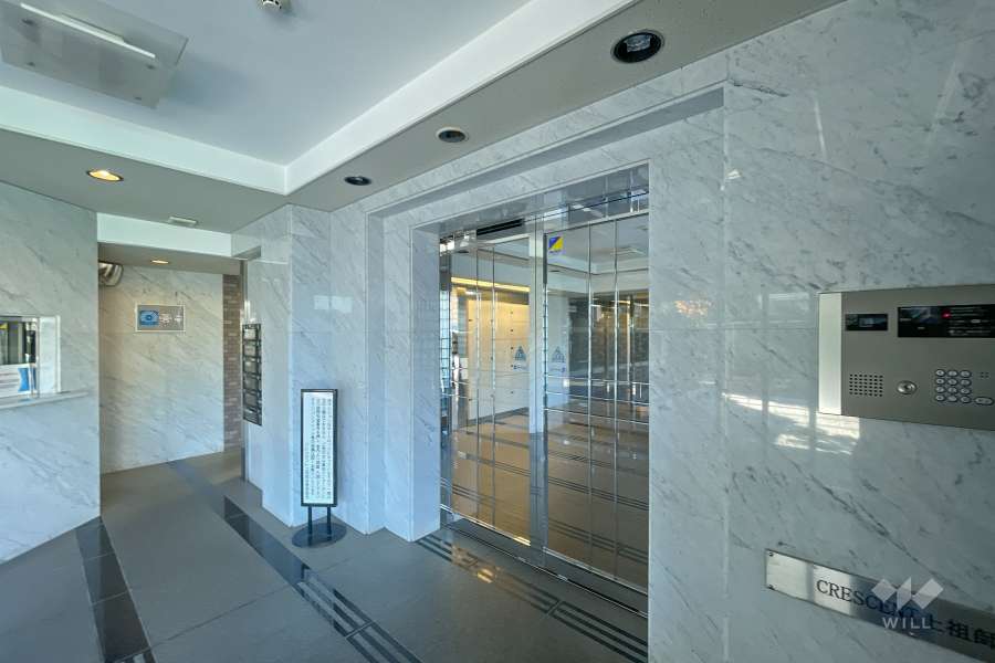 エントランスはオートロック付きです。