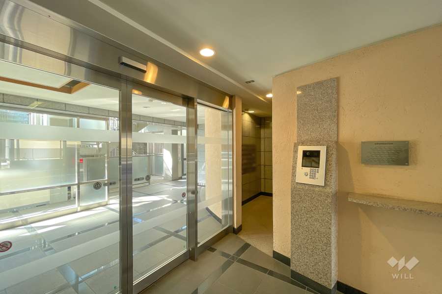 エントランスはオートロック付きです。