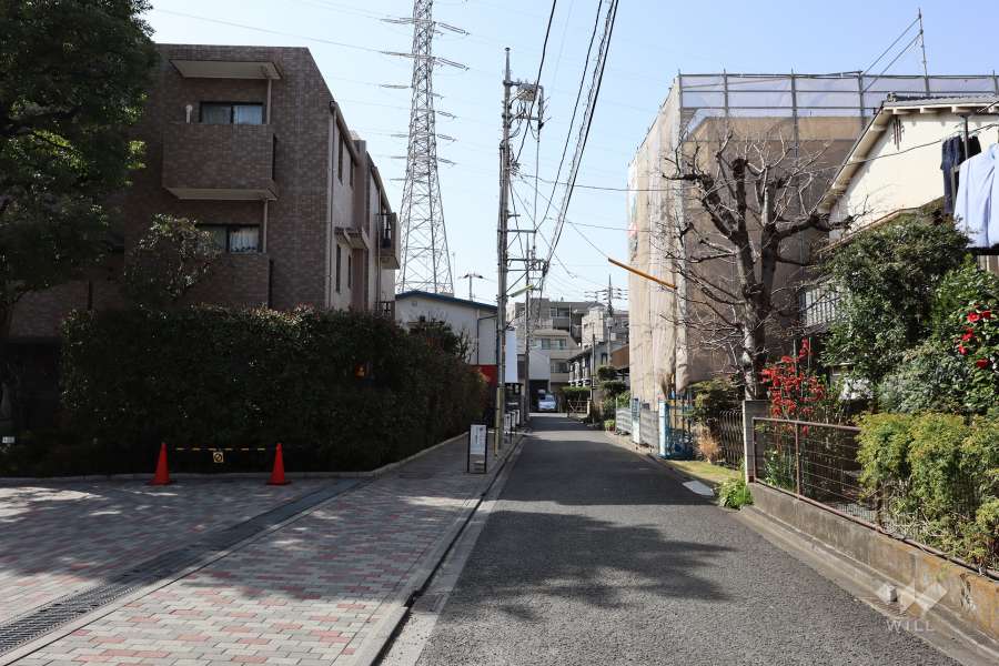 敷地の北側前面道路（西側から）