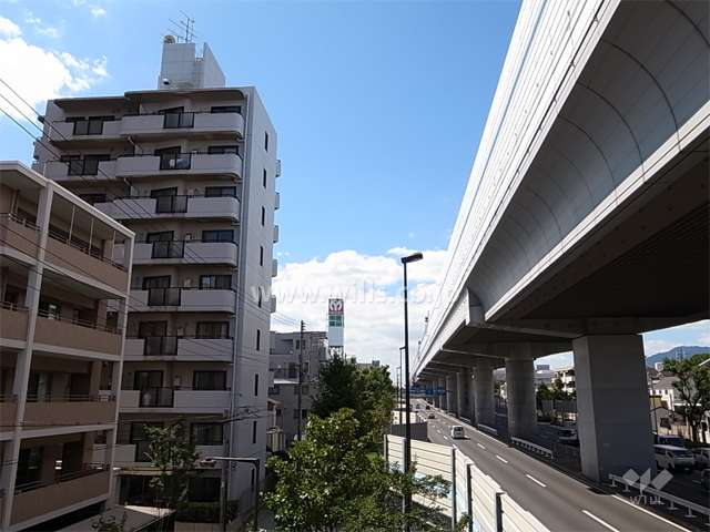敷地の北側には国道43号線、阪神高速神戸線が走っています。