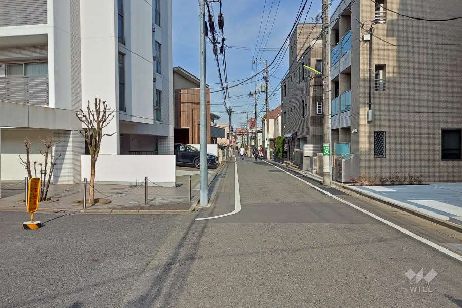 敷地南東側の前面道路（南西側から）