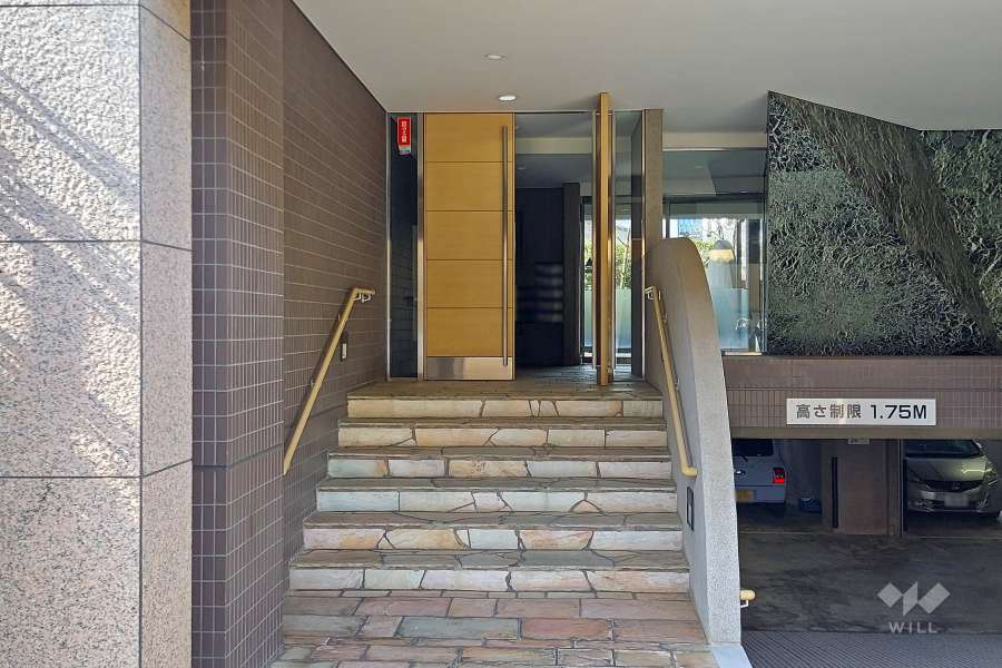 石畳のエントランスアプローチ