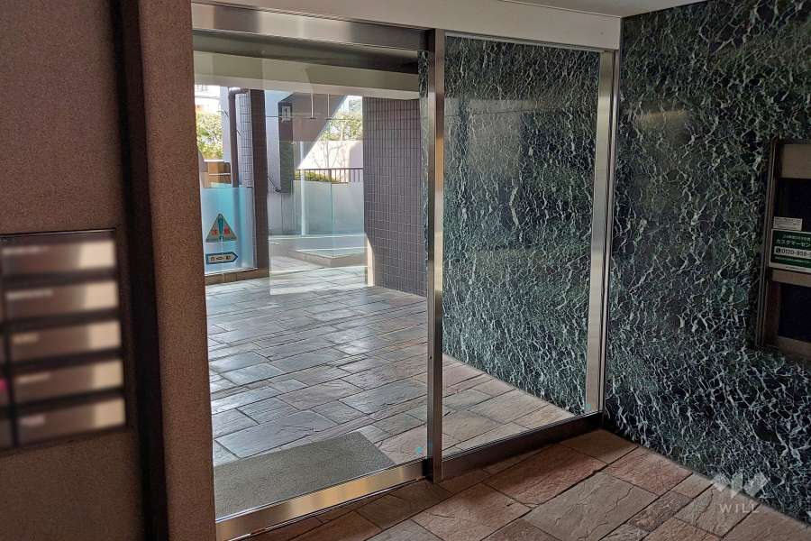 エントランスはオートロック付きです。