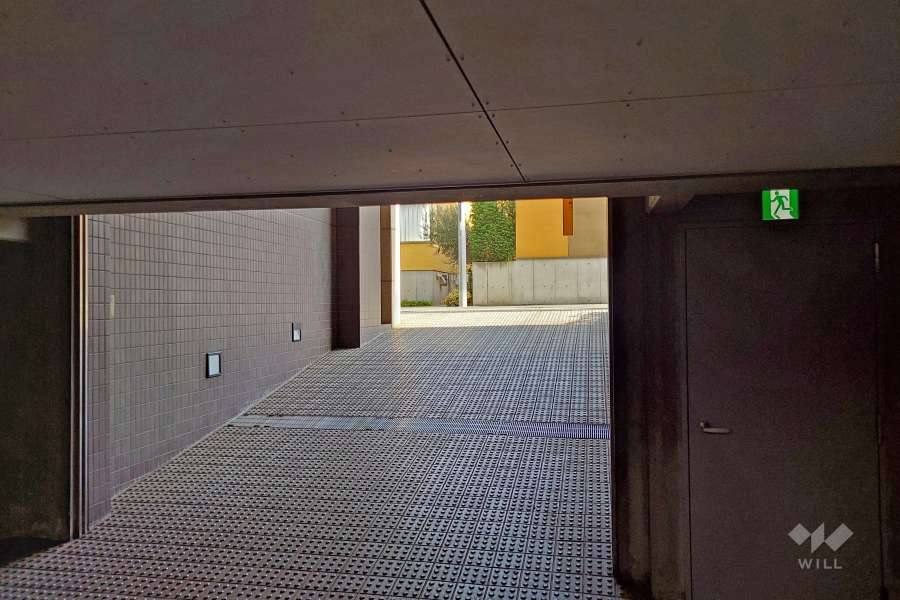 駐車場出入口（駐車場内から）