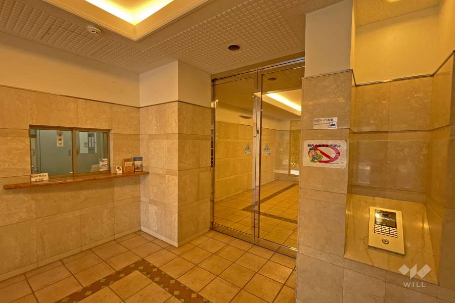 エントランスはオートロック付きです。