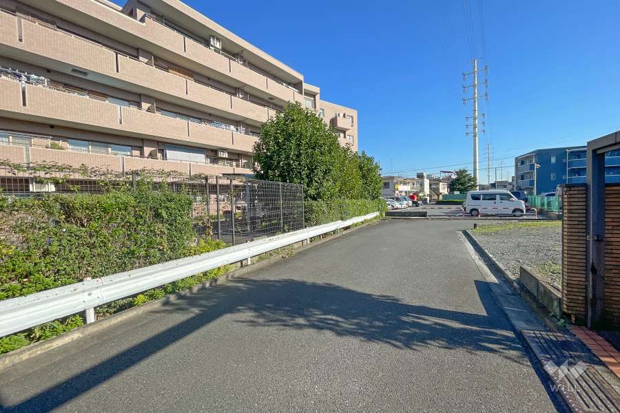 敷地北東側の前面道路