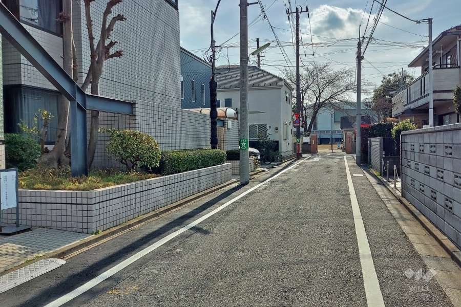 敷地北西側の前面道路（北東側から）