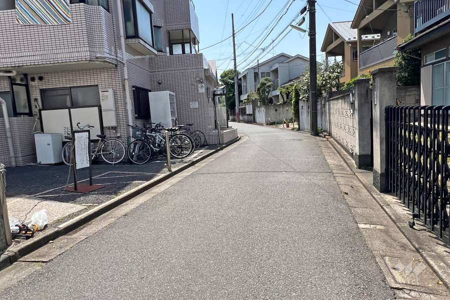敷地北側の前面道路(東側から)