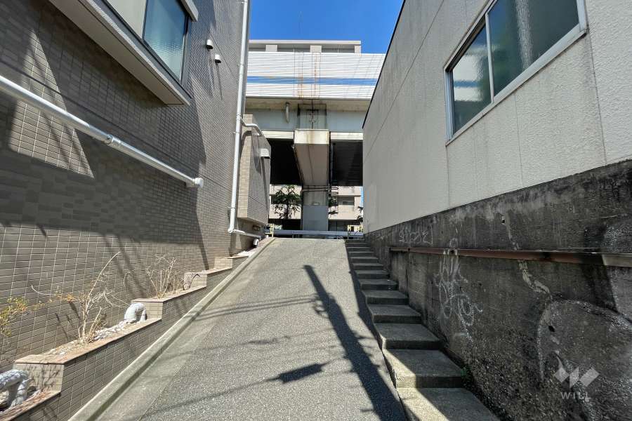 敷地北東側の前面道路（南東側から）