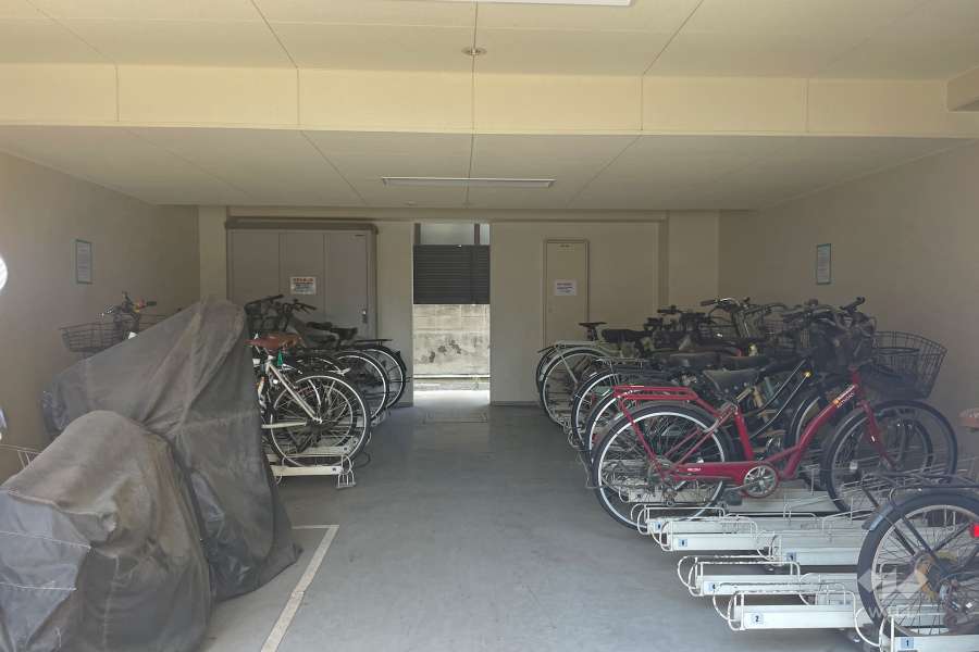 屋内に設けられた駐輪場