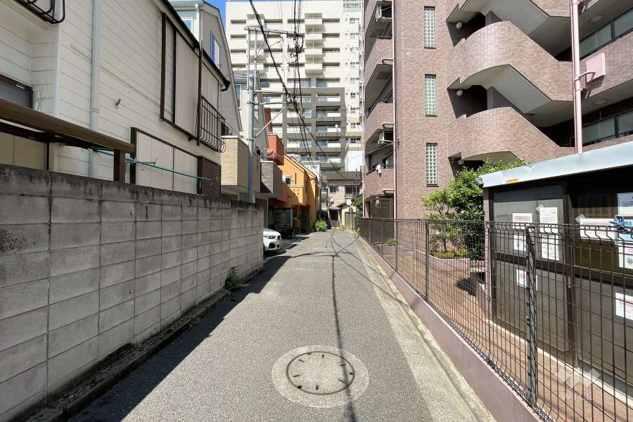 敷地北西側の前面道路