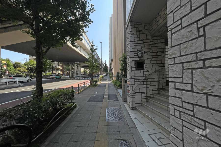 敷地東側の前面道路（北側から）