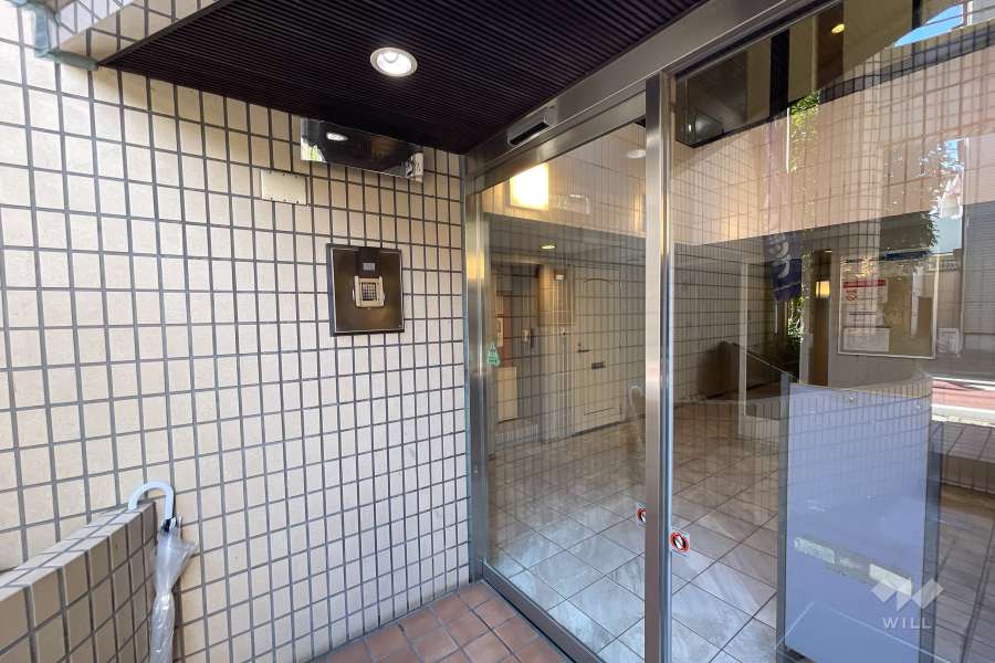 エントランスはオートロック付きです。