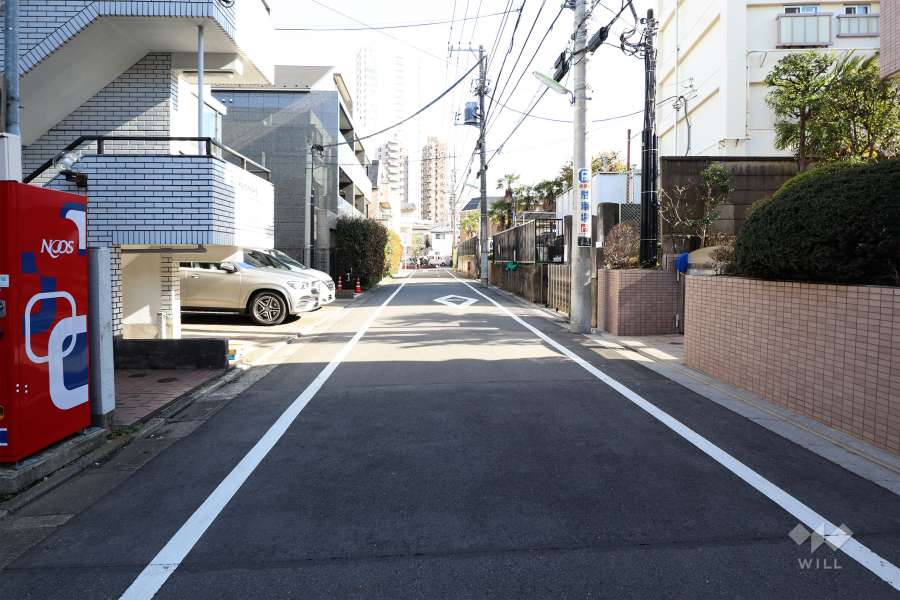 敷地南西側の前面道路(北西側から)