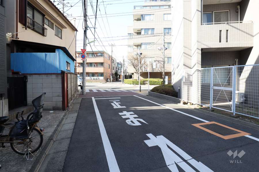 敷地南西側の前面道路(南東側から)