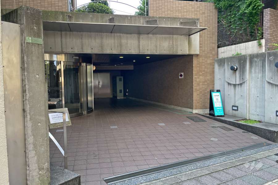 タイル張りのエントランスアプローチ