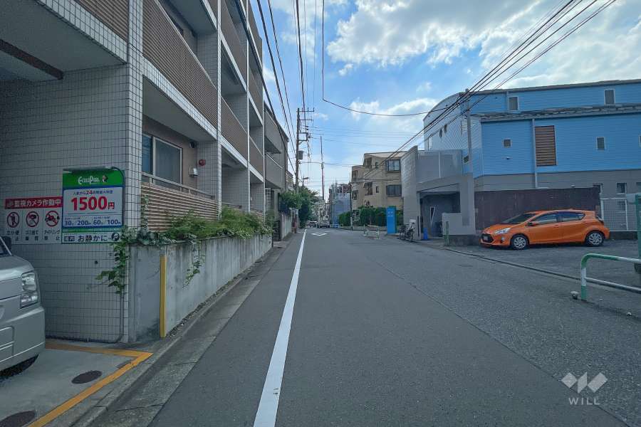 敷地西側の前面道路（北側から）