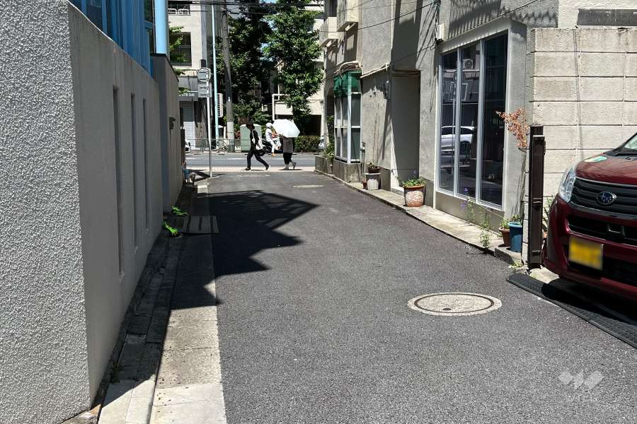 敷地西側の前面道路(南西側から)