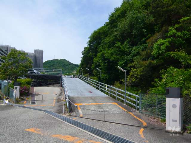 白瀬川の対岸にも駐車場があります。