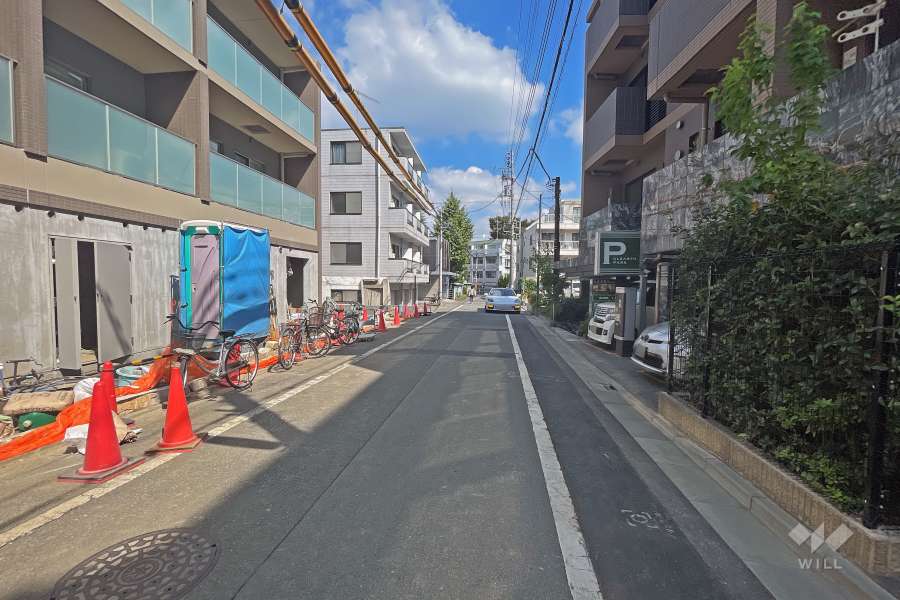 敷地北西側の前面道路（南西側から）
