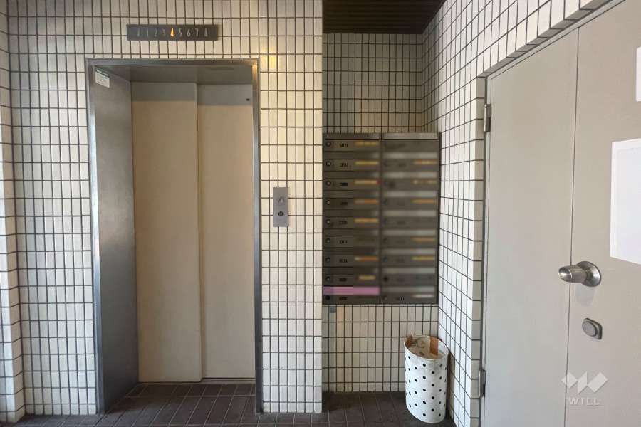 集合ポストとエレベーター