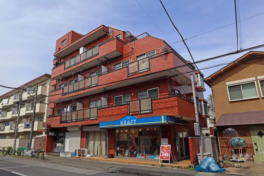 ニューウェルハイツ上馬の外観（東側から）