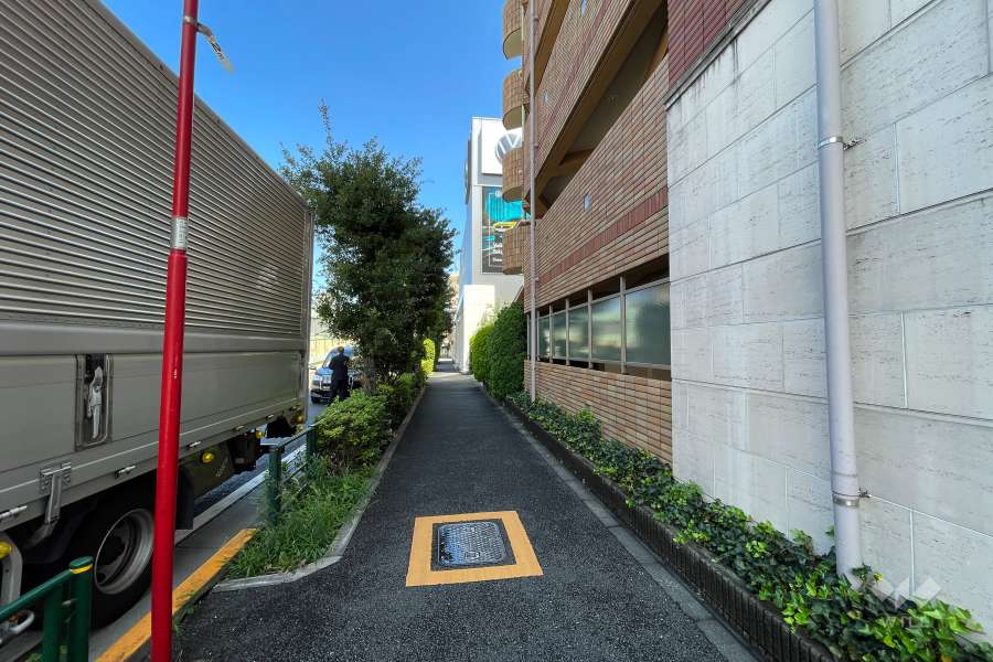 敷地西側の前面道路（南側から）