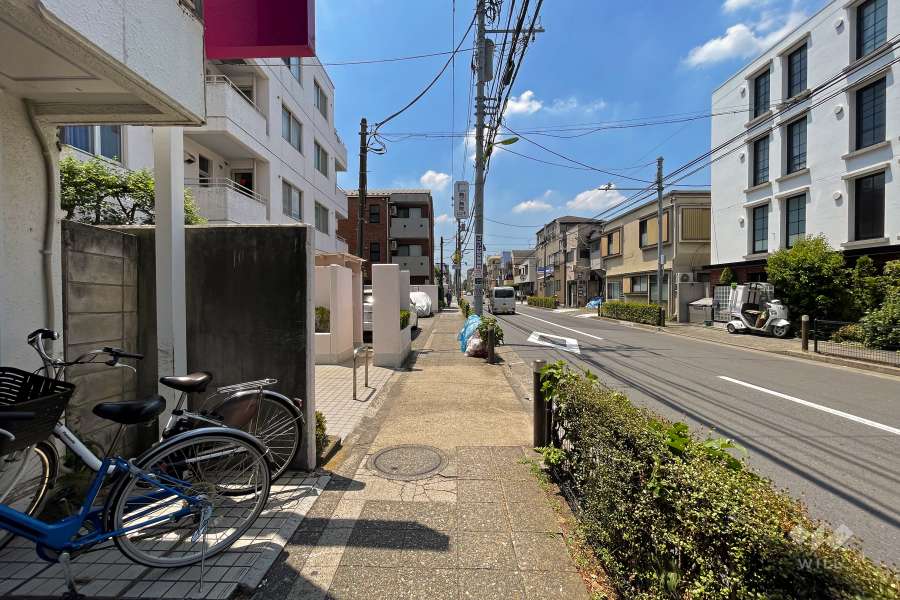 敷地北西側の前面道路（北東側から）