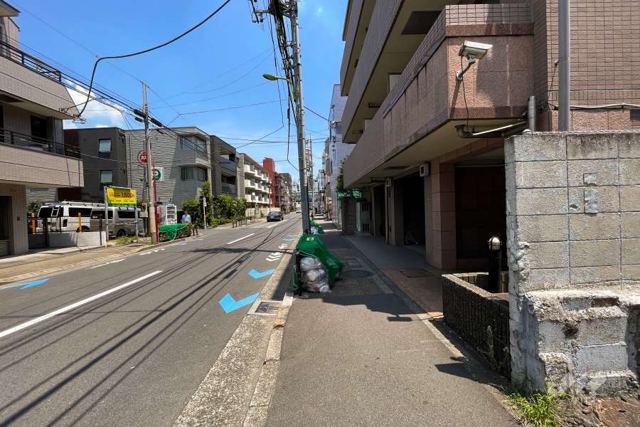 敷地北西側の前面道路（南西側から）