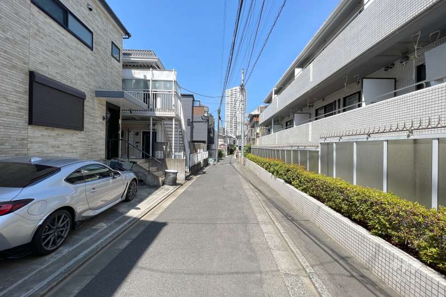 敷地南側の前面道路