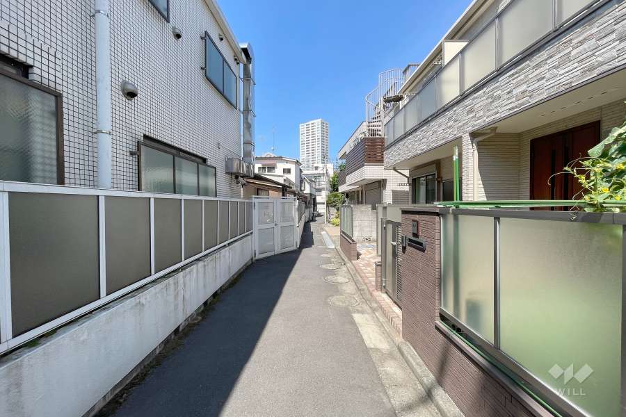 敷地北側の前面道路
